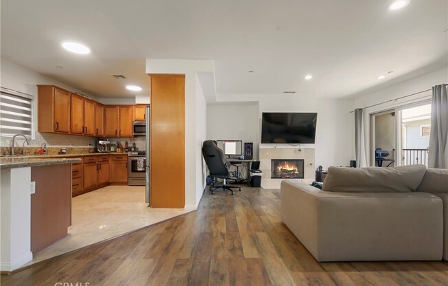 1611 W 208 ST