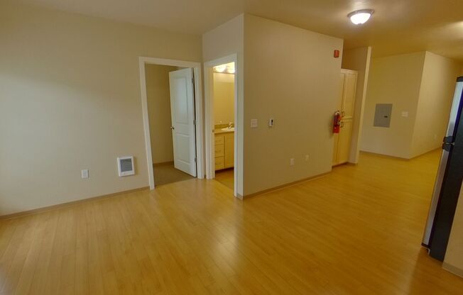 3 beds, 1.5 baths, 848 sqft, $2,400, Unit 204