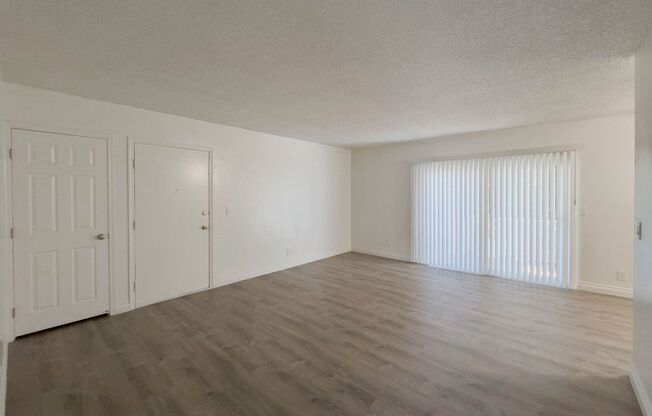 2 beds, 1 bath, 925 sqft, $2,400, Unit 7