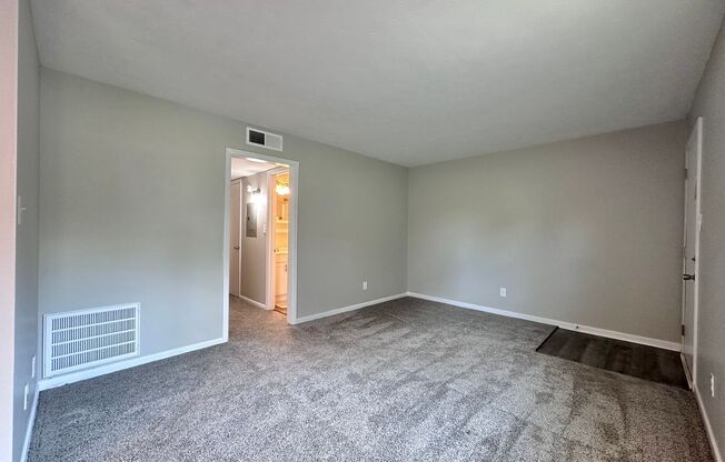 2 beds, 1 bath, 850 sqft, $1,195, Unit Parkway-1