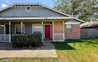 Cute & Cozy Duplex Nestled in a Prime Location, just five minutes from I35!