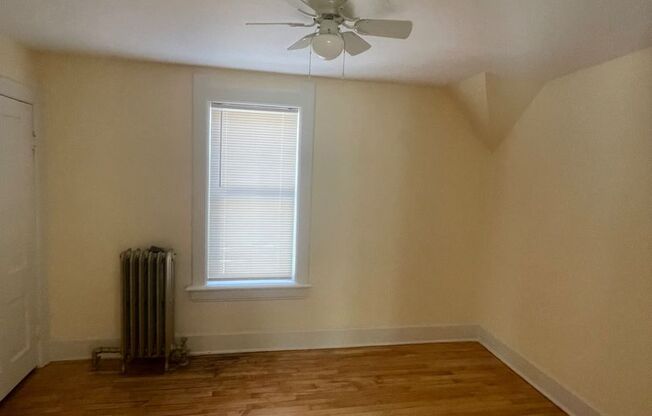 2 beds, 1 bath, $1,100, Unit 1722A Upper