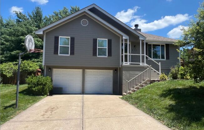 Charming Home with Finished Basement & 2-Car Garage – Lee’s Summit