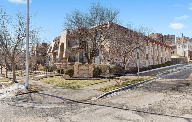 Chic & Updated 1-Bedroom Condo Near the Plaza – Pool, Parking & In-Unit Laundry!