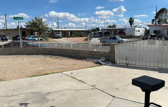 3 BEDROOMS 2 BATHROOMS HOUSE AVAILABLE FOR RENT !!!