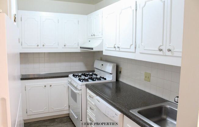 1 bed, 1 bath, 775 sqft, $1,125, Unit 1593H