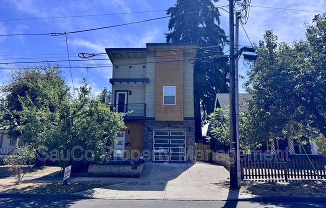 832 SE CEDAR ST