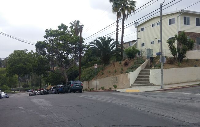 Welcome to 1824 - 1828 Montrose St, located in the vibrant city of Los Angeles