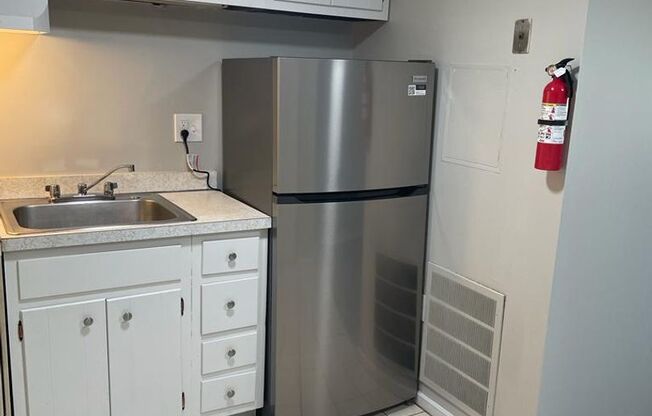 Studio, 1 bath, 700 sqft, $850, Unit A4