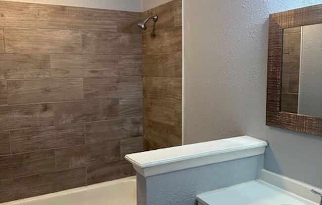 2 beds, 1.5 baths, 992 sqft, $780, Unit 202E