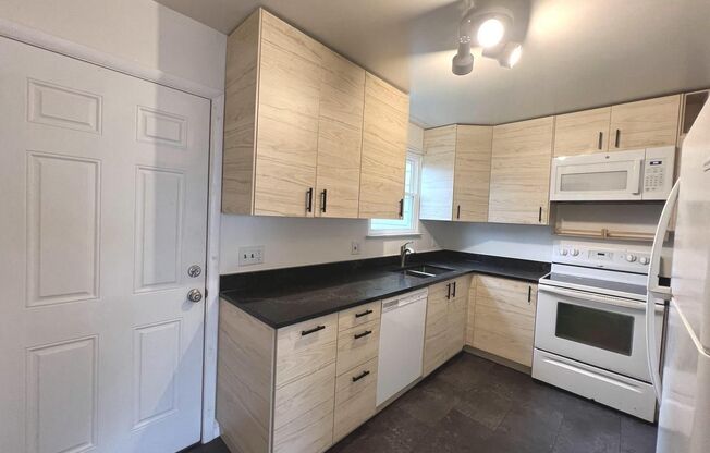 Beautiful 2bd 1.5bth townhome in Elvaton Towne Condo Community