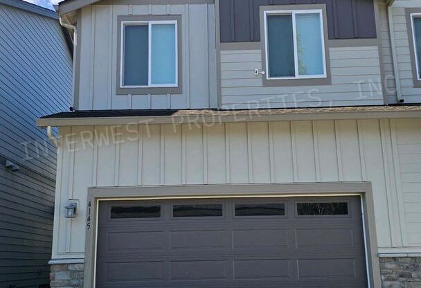 *1/2 OFF 1ST MONTH'S RENT*  Beautiful Newer Construction 3bd 2.5ba Townhouse in Ridgefield With 2 Car Garage, Fenced Backyard & Air Conditioning!