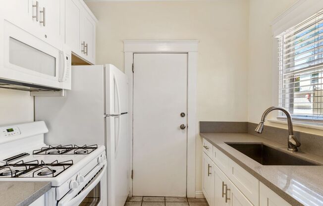Studio, 1 bath, 320 sqft, $1,595, Unit 07