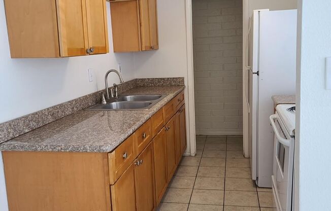 3 beds, 1 bath, $1,200, Unit 18