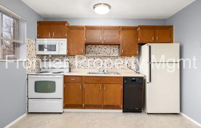 2 beds, 1 bath, $925, Unit 9309 Shirley Gardens Dr. B