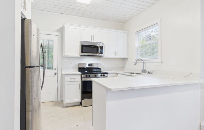 Charming 2 bedroom with Spacious Yard Available NOW!