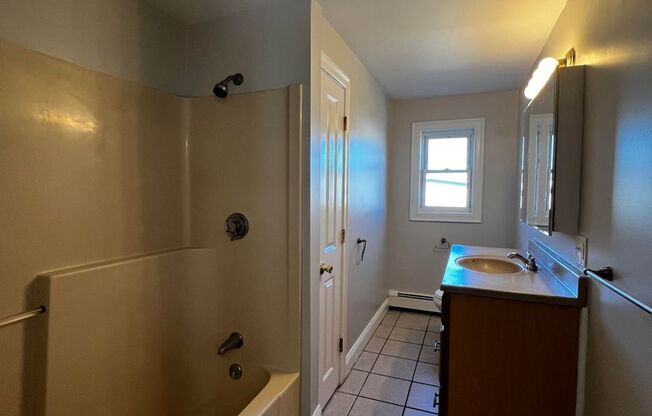 3 beds, 1 bath, $1,800, Unit 3E