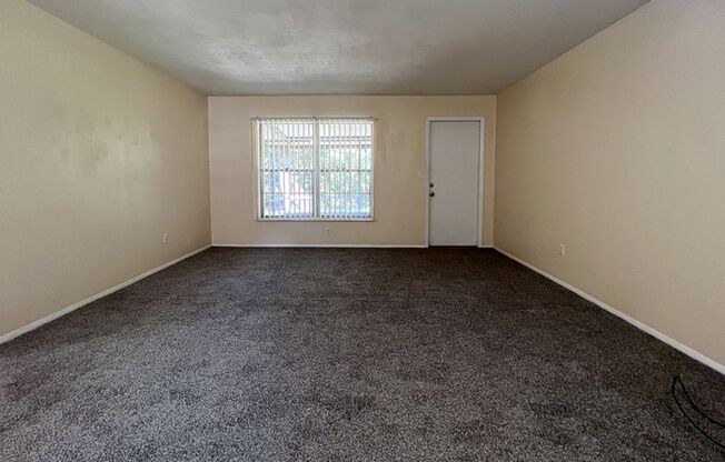 2 beds, 1 bath, $1,050, Unit 15