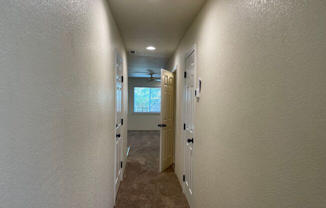 ***Holiday Move-In Special $500 Off First Months Rent*** Very Nice 3 Bedroom 2.5 Bathroom Townhome Located in White City