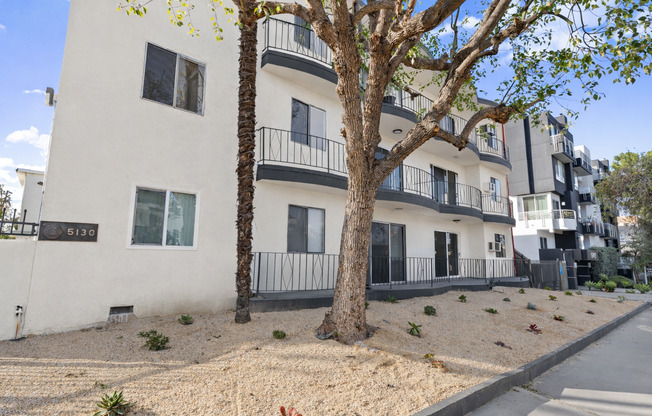 (Ellie:B) 5139 White Oak Avenue