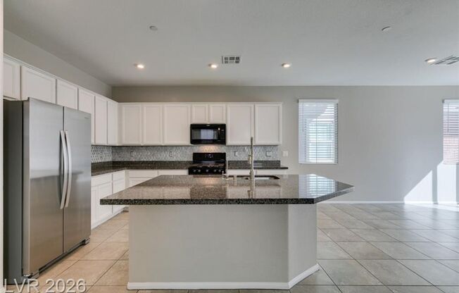 HENDERSON HOME WITH A BEDROOM & FULL BATHROOM DOWNSTAIRS!!