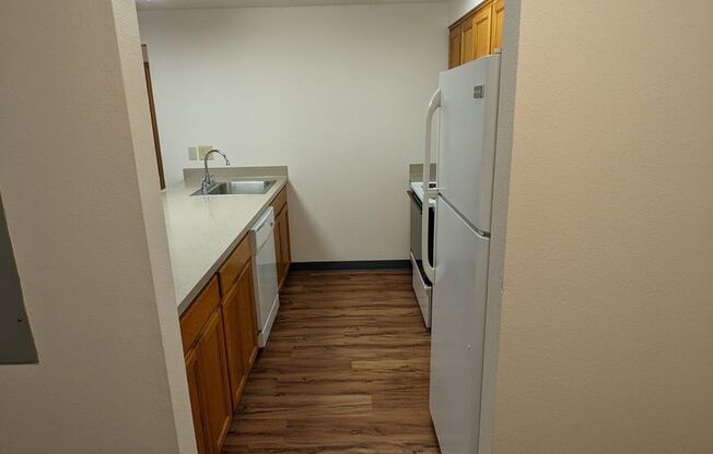 2 beds, 1 bath, 750 sqft, $1,395, Unit 33