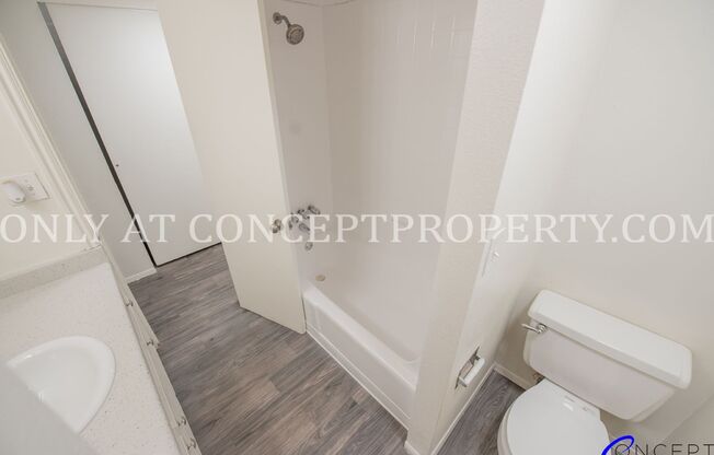 2 beds, 1 bath, 880 sqft, $1,249, Unit 17