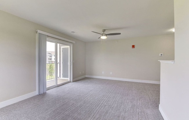 Expanded Living Area with Ceiling Fan  at Signature Pointe Apartment Homes, Alabama