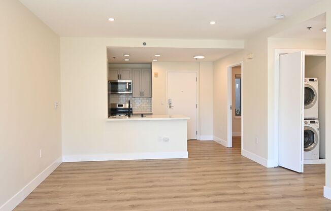 2 beds, 1 bath, 760 sqft, $2,774, Unit 204