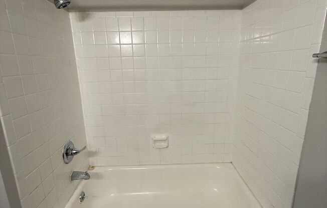 2 beds, 1 bath, 775 sqft, $895, Unit 370J