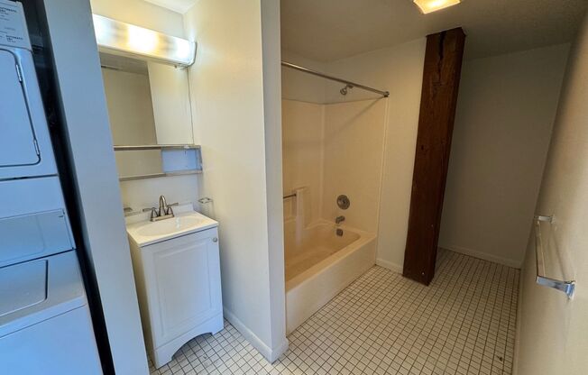 Studio, 1 bath, 650 sqft, $975, Unit 402