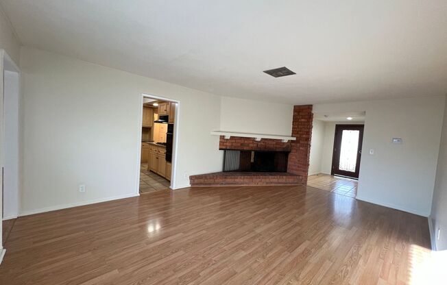 Large 2 Story: 5 Bedroom 5 Bath Pool Home With Family Room,