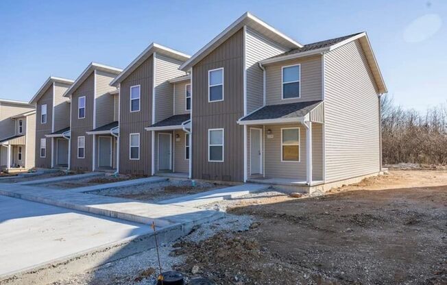 3 beds, 2.5 baths, $1,100, Unit New Townhomes Move In Ready