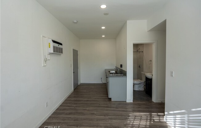 Studio, 1 bath, 200 sqft, $1,300, Unit 3/4