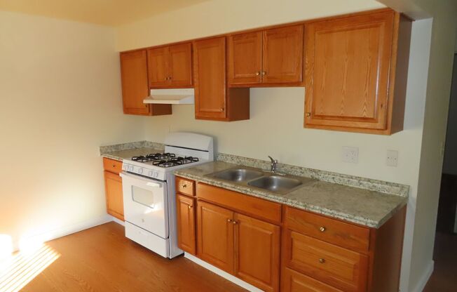 2 beds, 1 bath, 770 sqft, $2,500, Unit Unit 03