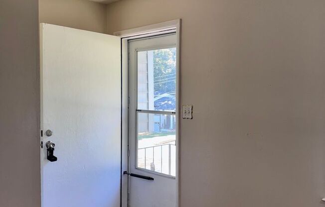 Great 3 Bedroom Mid-Centrury Split Level Home With a Retro Feel!!