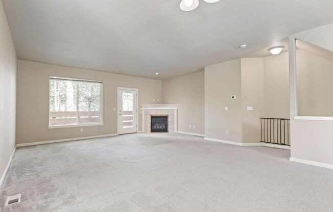 Bright, spacious 3-bdrm/2.5 bath Tigard townhome. Fireplace, balcony, 2-car garage, W/D