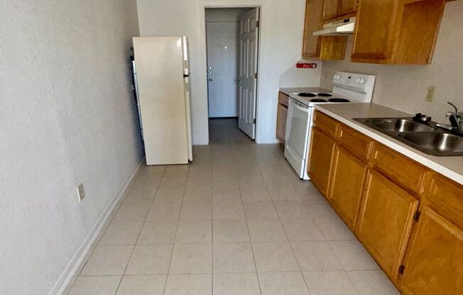 2 beds, 1 bath, 795 sqft, $715, Unit B