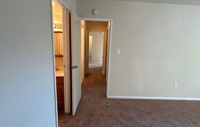2 beds, 1.5 baths, 934 sqft, $1,650, Unit Q01