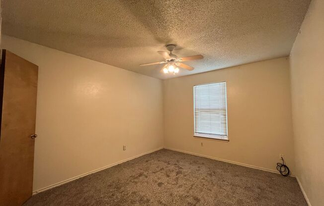 2 beds, 1.5 baths, 950 sqft, $900, Unit A