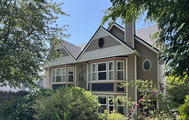 Stylish 3BR Queen Anne Townhome