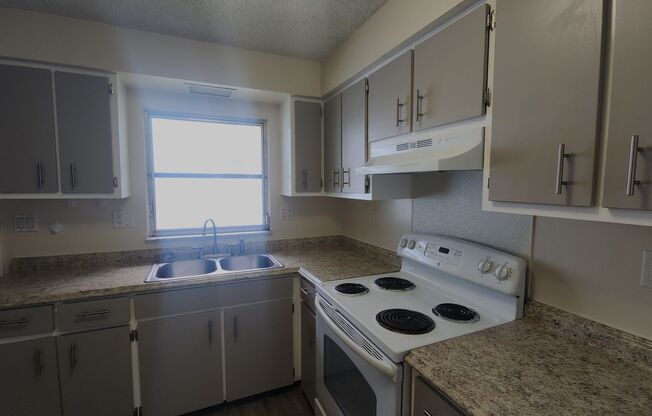 2 beds, 1 bath, $1,595