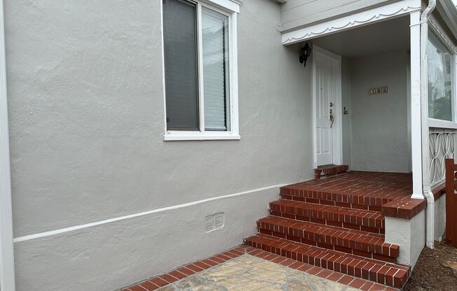 EPIC REA - Great Corner Lakeside Home - 3 BR/2 BA/Parking