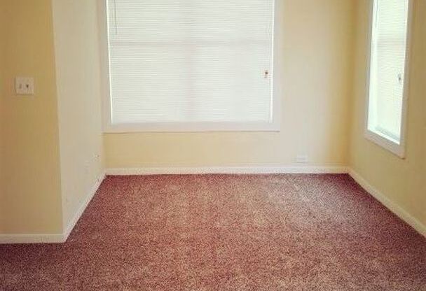 2 beds, 1 bath, $1,400, Unit 09