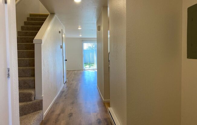 Remodeled 2 bed, 1.5 bath townhome in Auburn with fireplace and attached garage!