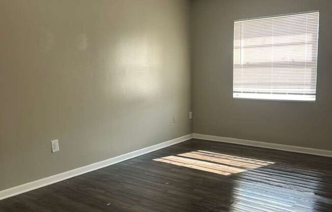 2 beds, 1 bath, $1,000, Unit 20