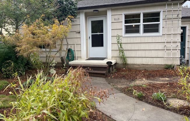 Classic 2 Bed 1 Bath House in North Portland!! Amazing Hardwood Flooring, Private Fenced Backyard!!