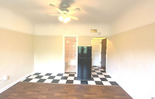 Studio, 1 bath, $750, Unit 28