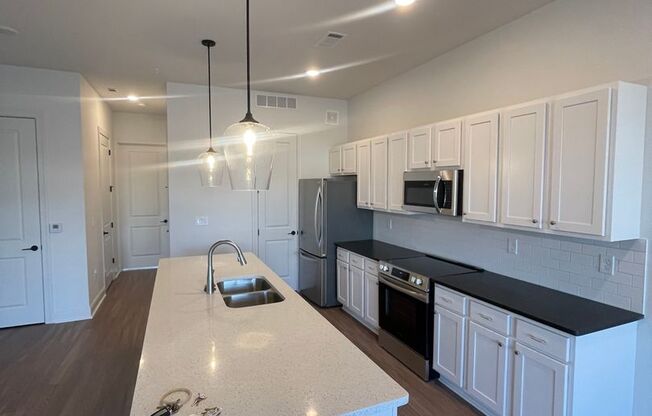 1 bed, 1 bath, 859 sqft, $1,600, Unit B102