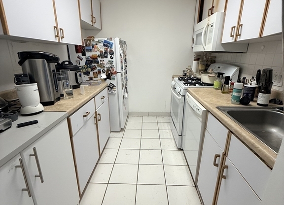 1 bed, 1 bath, 870 sqft, $3,050, Unit 820